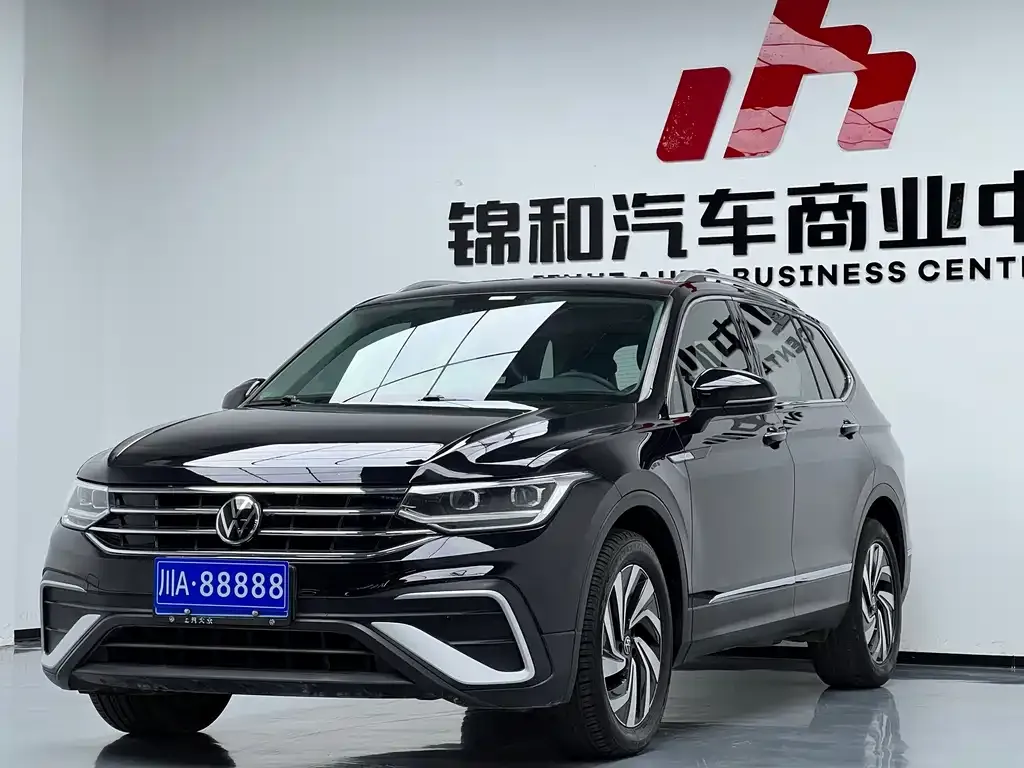 Volkswagen Tiguan L — фото 1