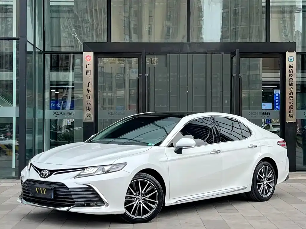 Toyota Camry — фото 1