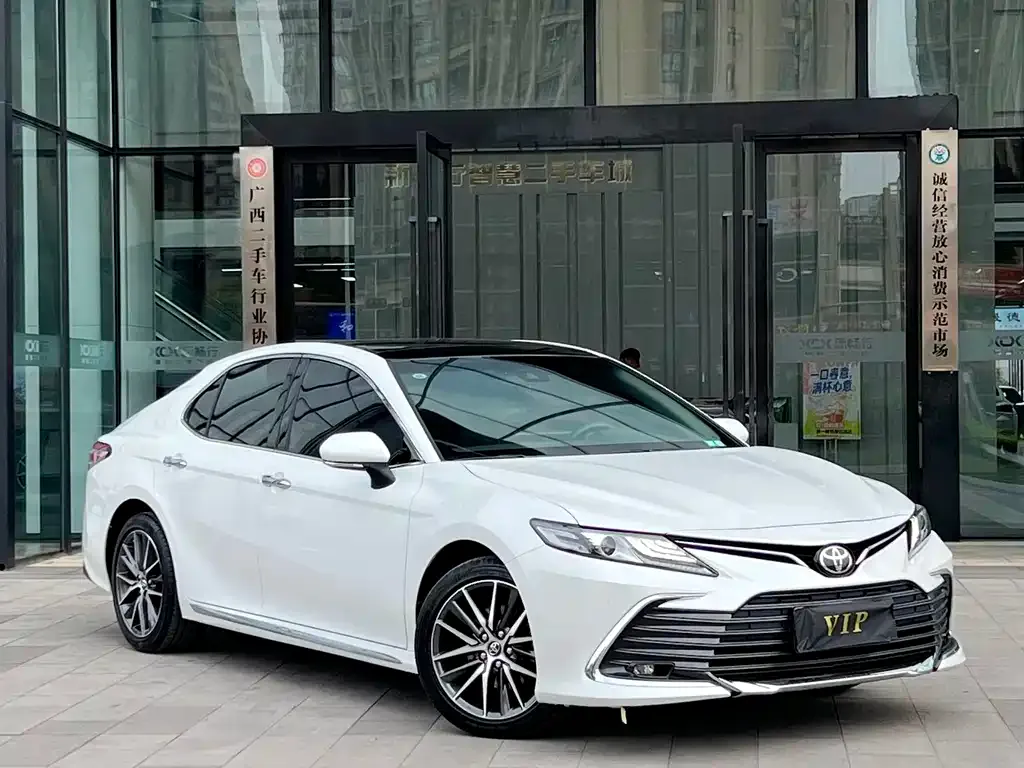 Toyota Camry — фото 3