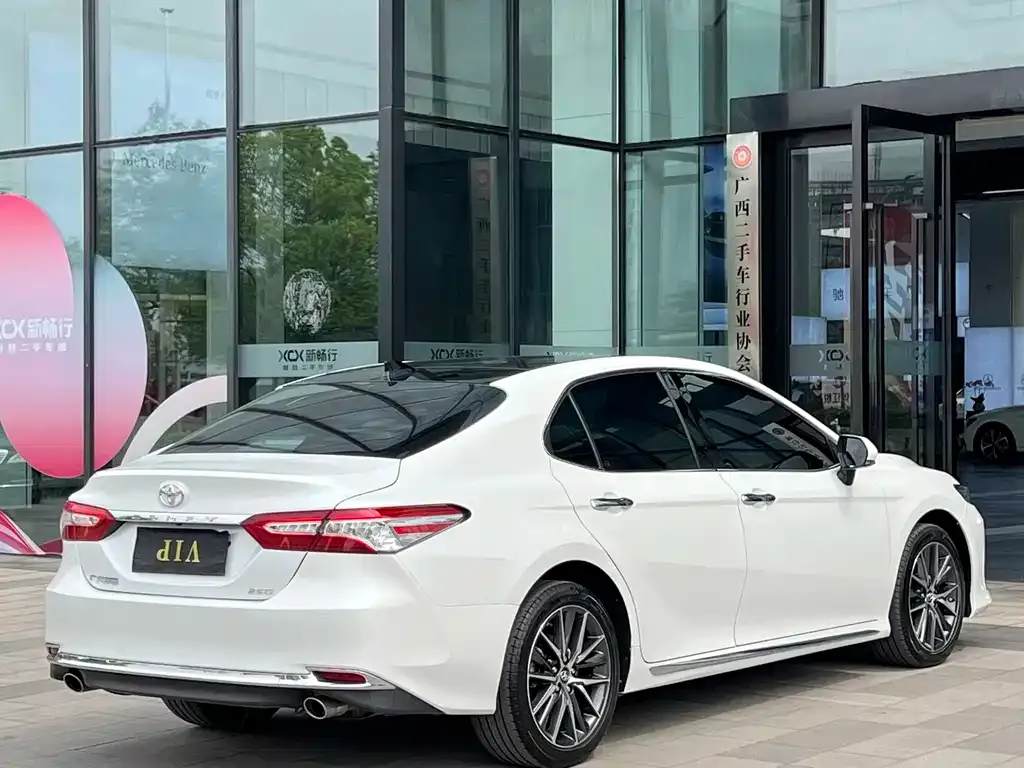 Toyota Camry — фото 2
