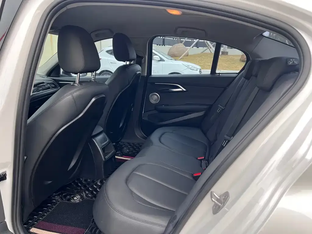 BMW 1 Series 2021 из CN, фото 2