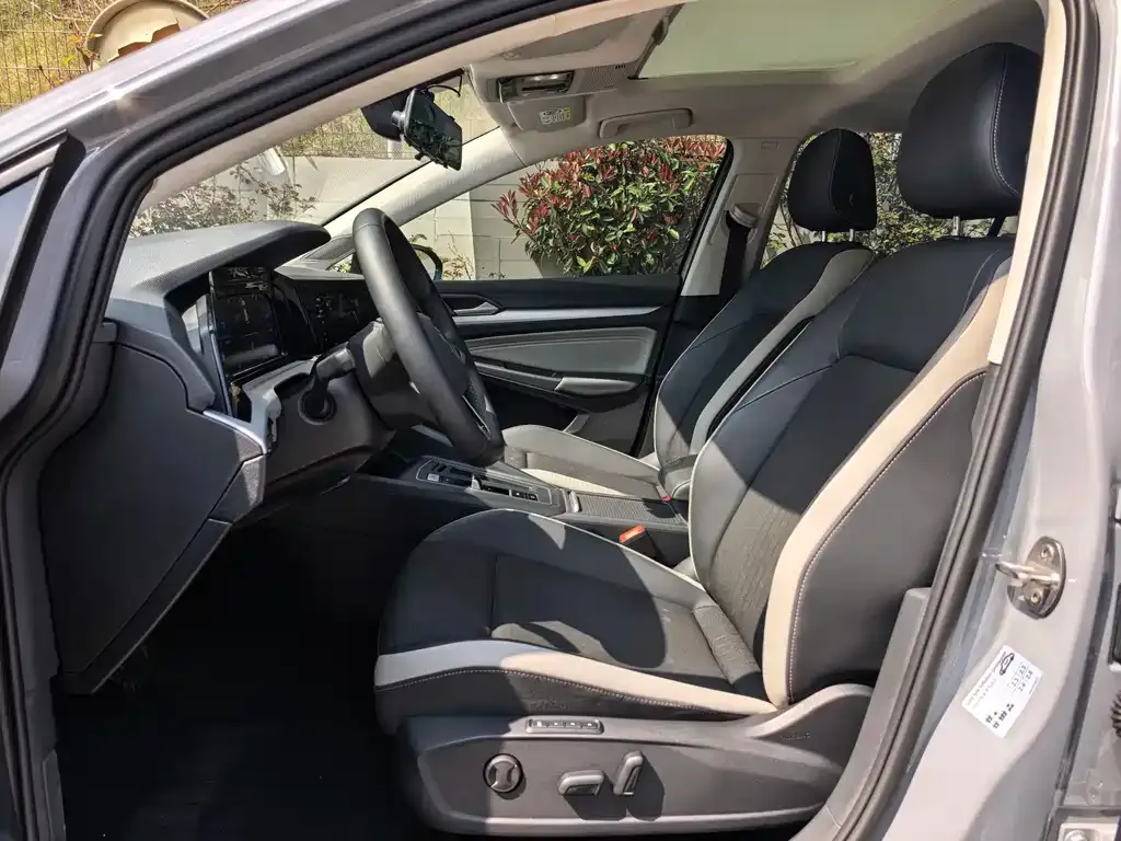 Volkswagen Golf 2023 из CN, фото 2