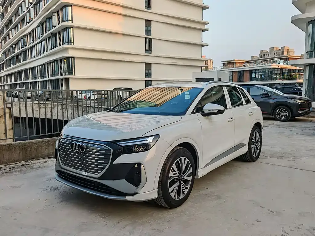 Audi Q4 e-tron — фото 1