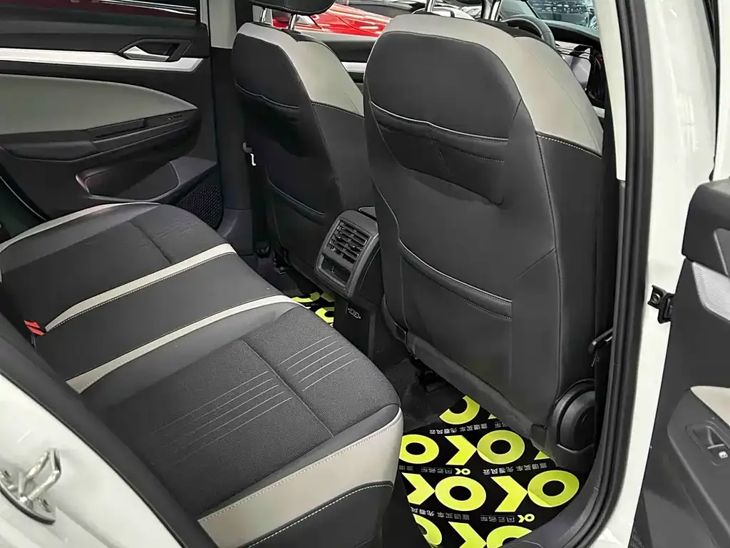 Volkswagen Golf 2024 из CN, фото 4