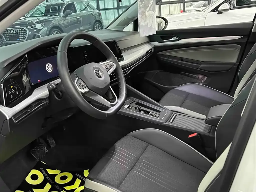 Volkswagen Golf 2024 из CN, фото 2