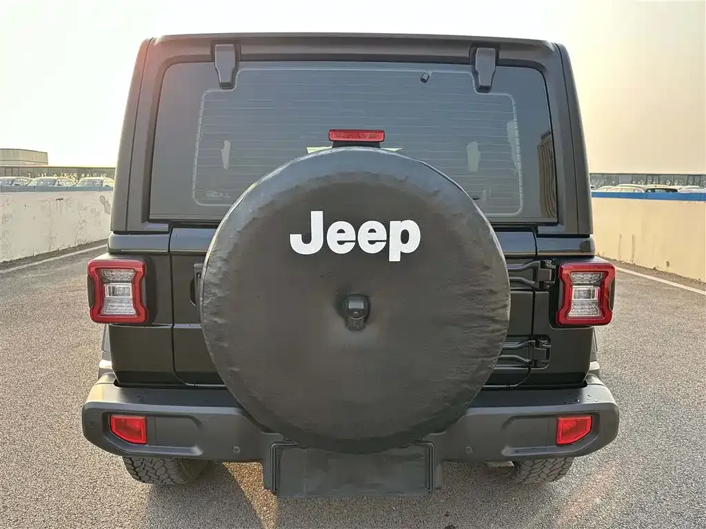 Jeep Wrangler — фото 10
