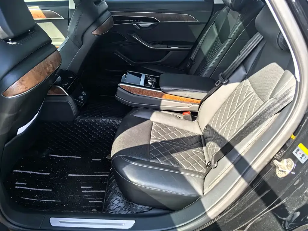 Audi A8 2022 из CN, фото 2