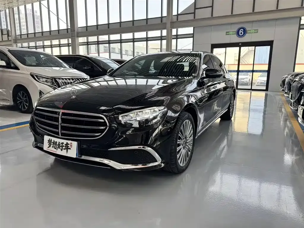 Mercedes-Benz E-Class — фото 1