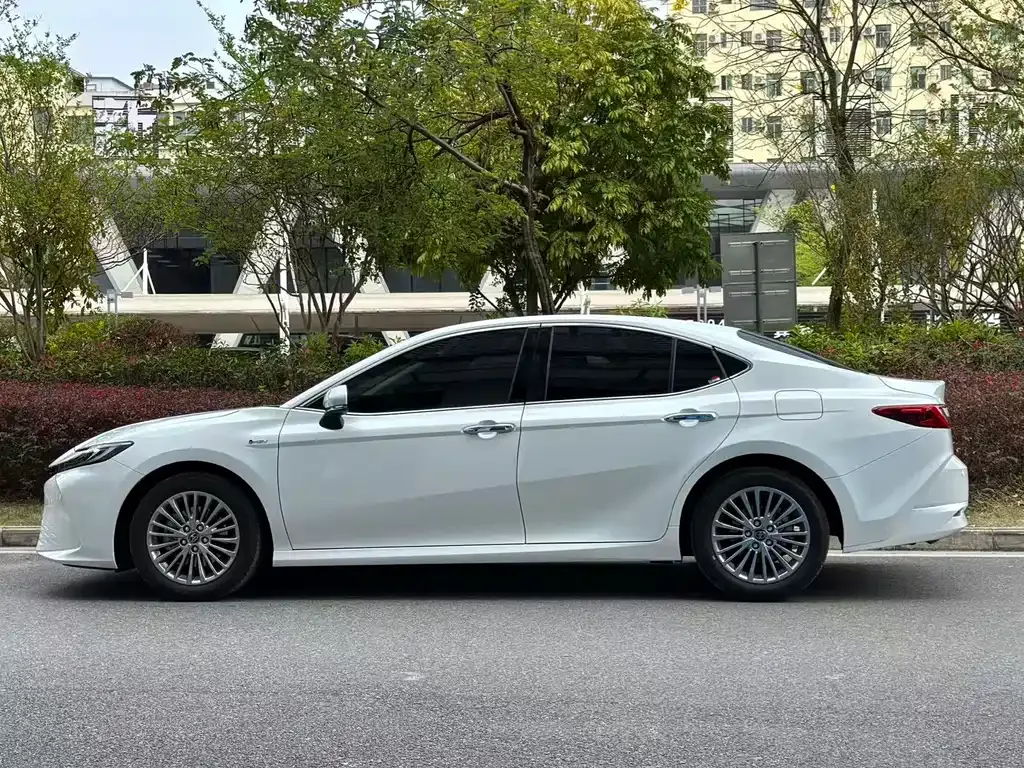 Toyota Camry — фото 7