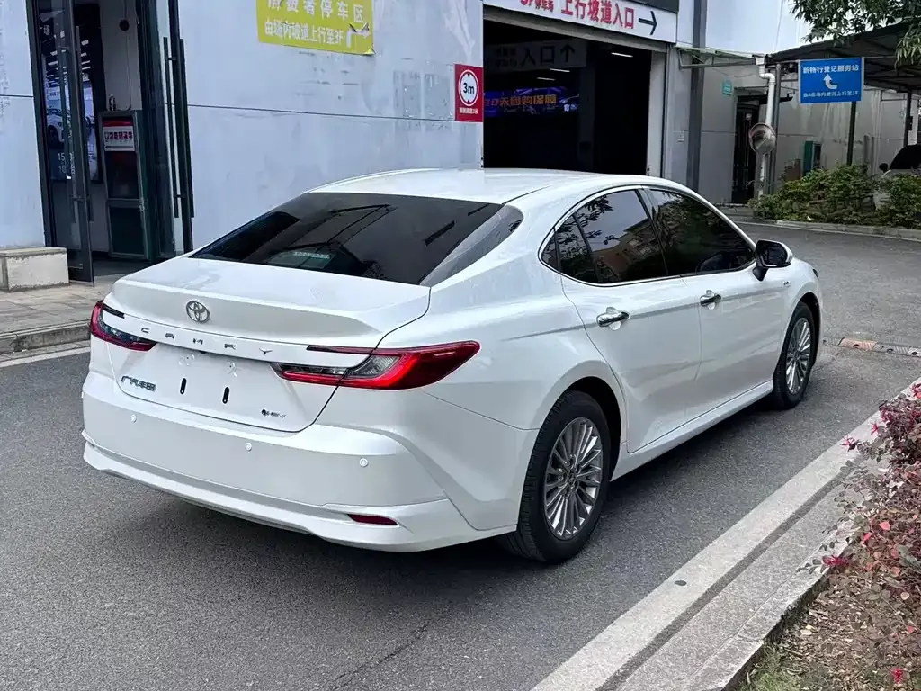 Toyota Camry — фото 10