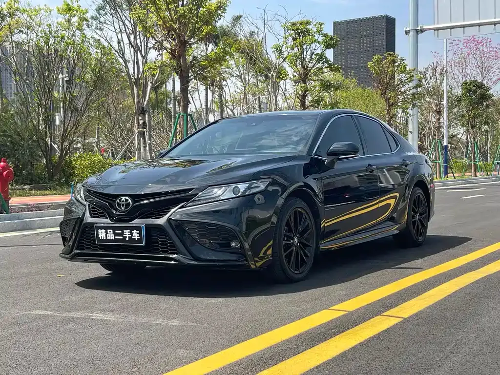Toyota Camry — фото 1