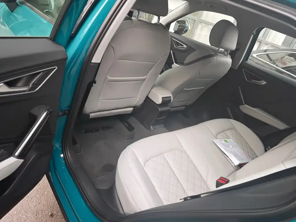 Audi Q2L 2025 из CN, фото 2