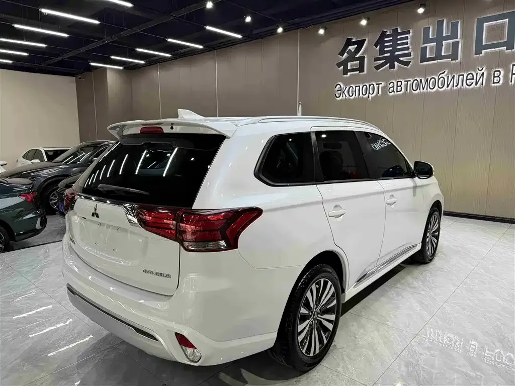 Mitsubishi Outlander — фото 4