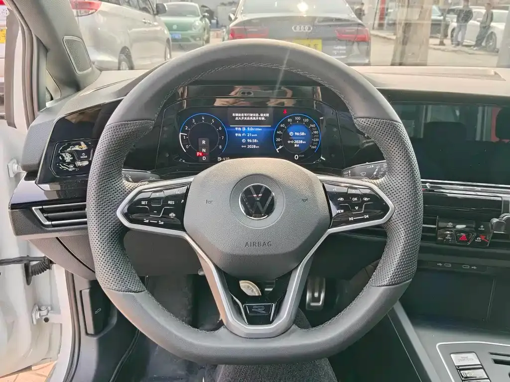 Volkswagen Golf 2024 из CN, фото 6