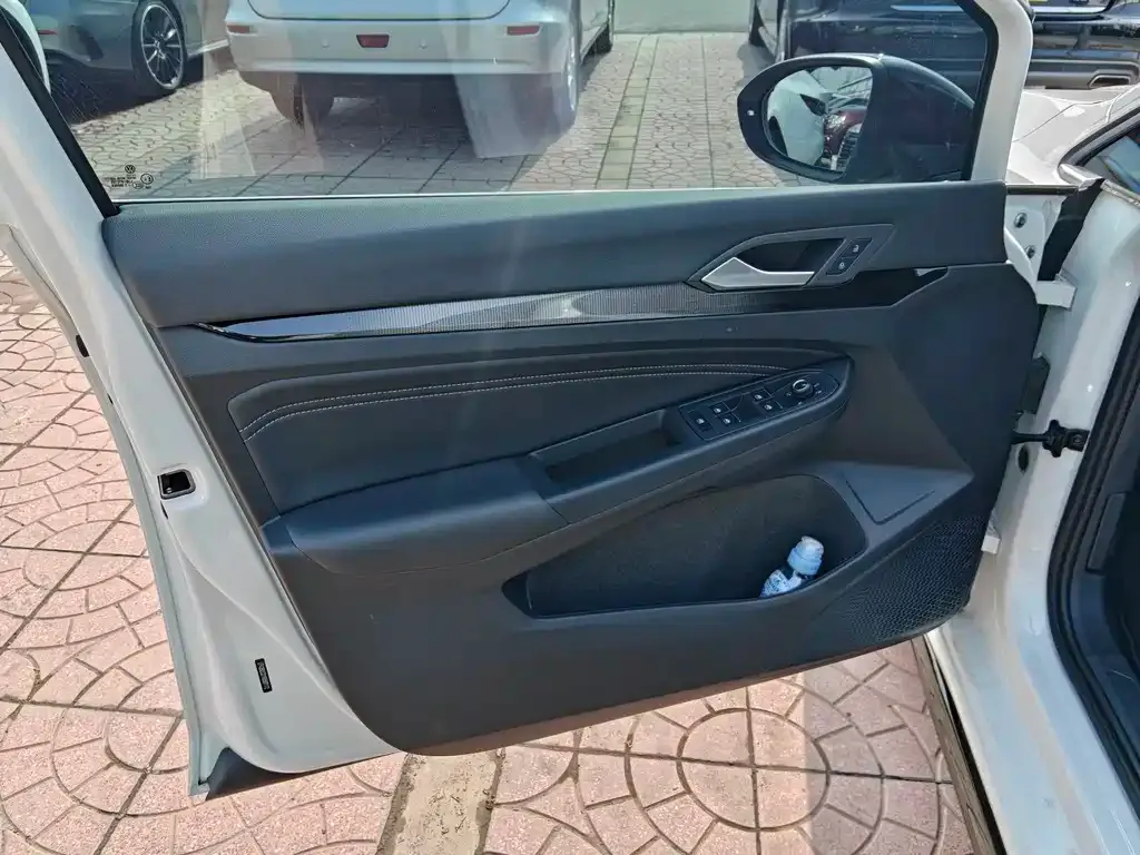 Volkswagen Golf 2024 из CN, фото 4