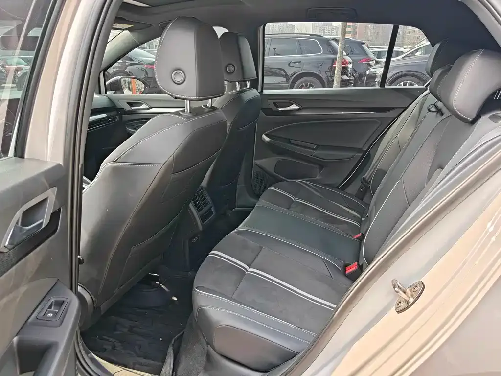 Volkswagen Golf 2024 из CN, фото 2