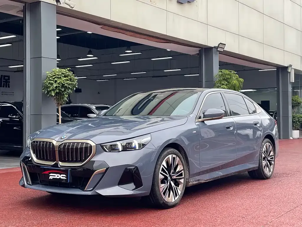 BMW 5 Series — фото 1