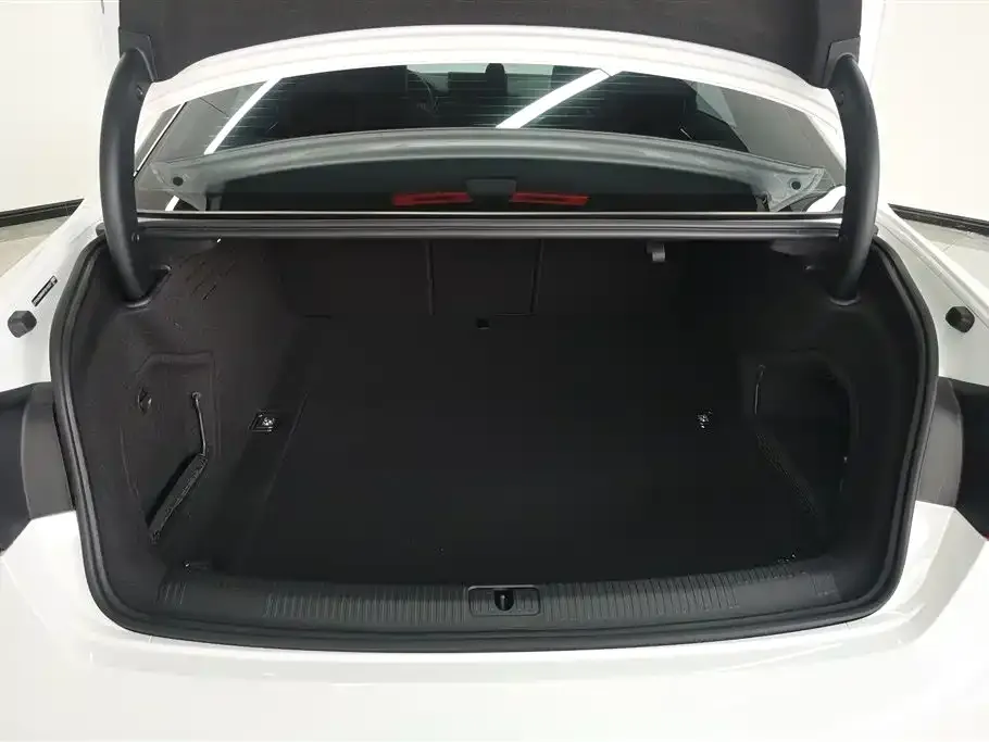 Audi A4L 2023 из CN, фото 7