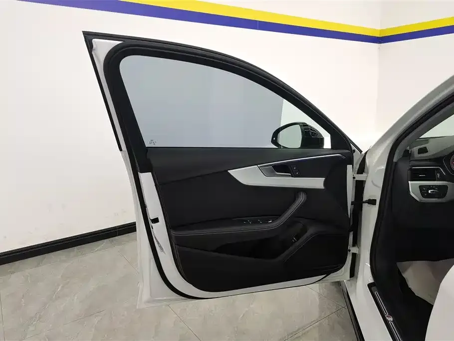 Audi A4L 2023 из CN, фото 5