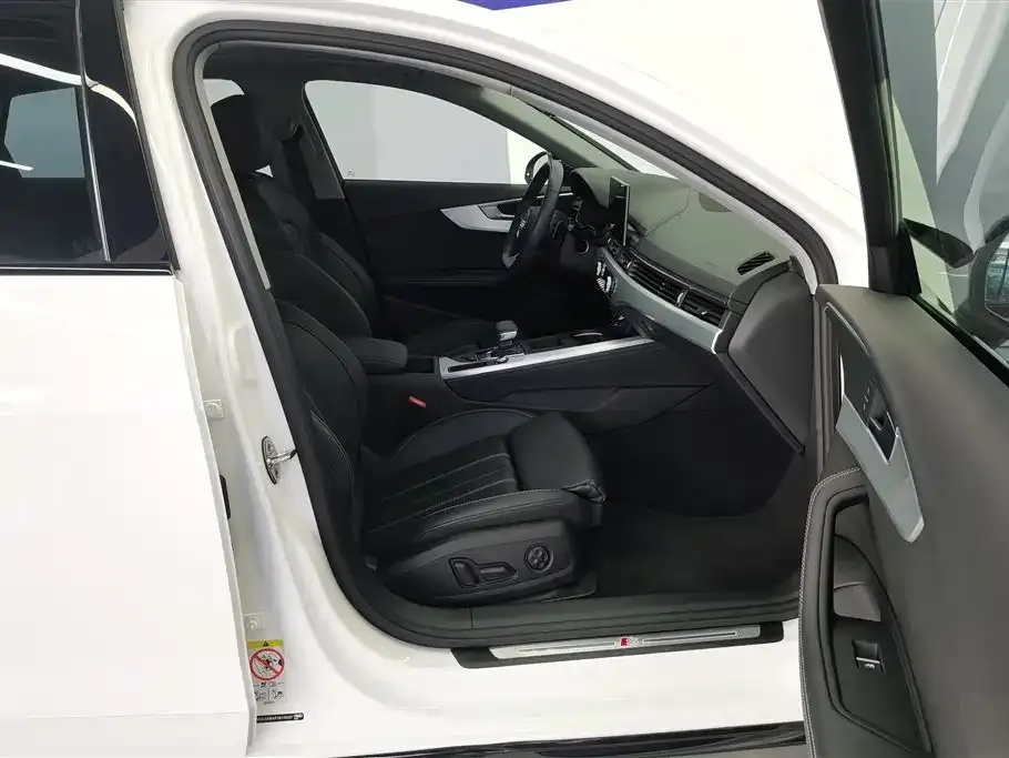 Audi A4L 2023 из CN, фото 4