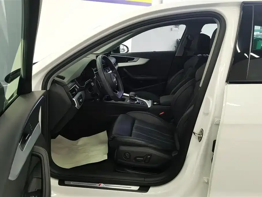 Audi A4L 2023 из CN, фото 2