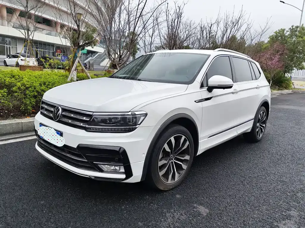 Volkswagen Tiguan L — фото 1