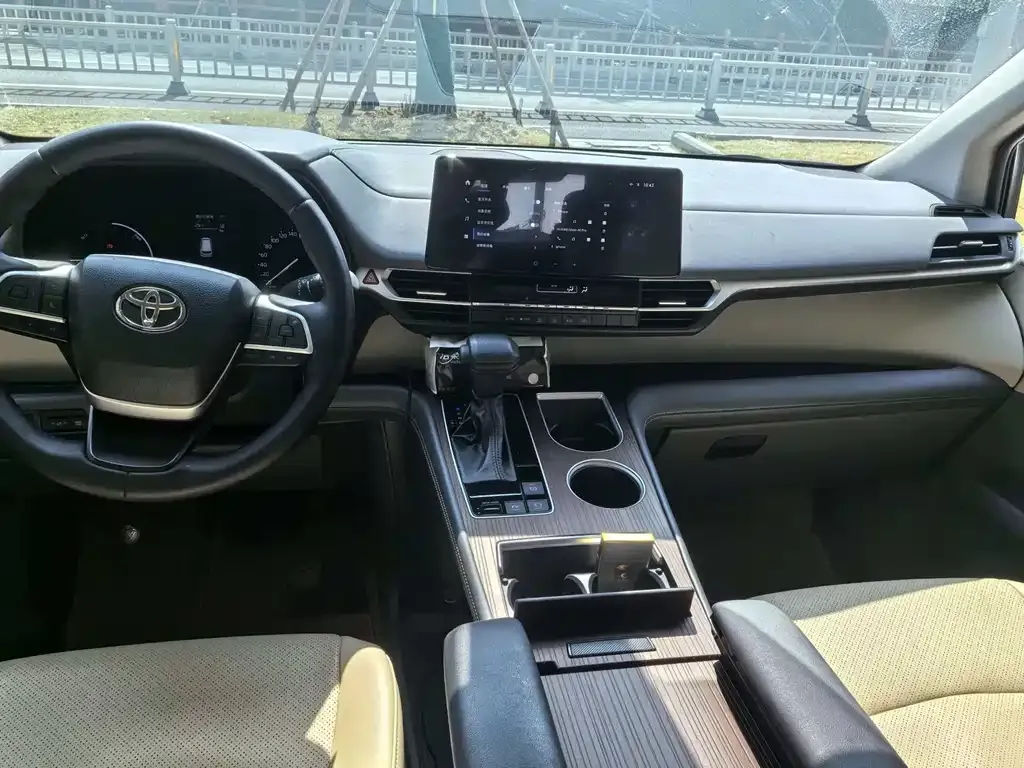 Toyota Sienna 2025 из CN, фото 4