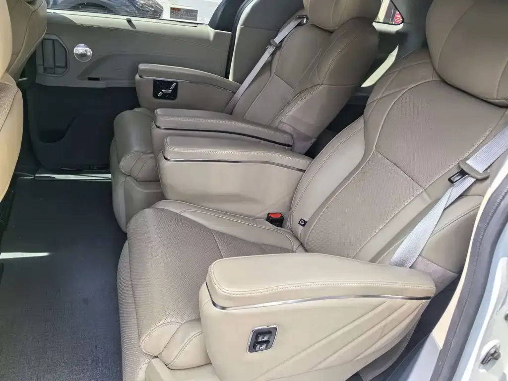 Toyota Sienna 2025 из CN, фото 2