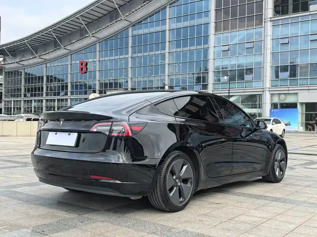 Tesla Model 3 — фото 10
