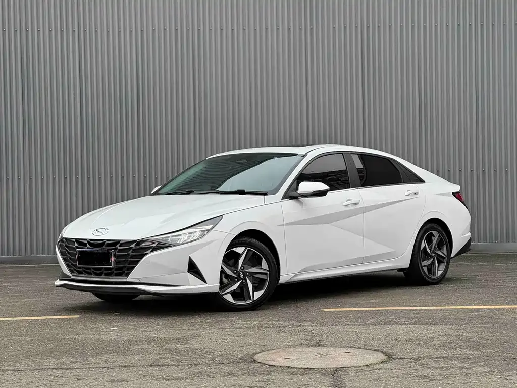 Hyundai Elantra — фото 1