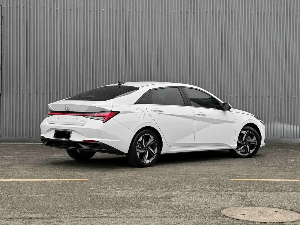 Hyundai Elantra — фото 5