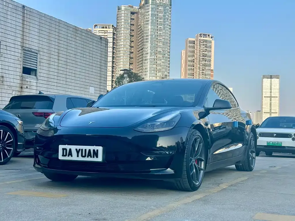 Tesla Model 3 — фото 1