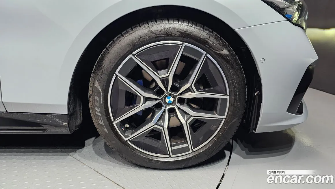 BMW 5-Series 2024 из KR, фото 10