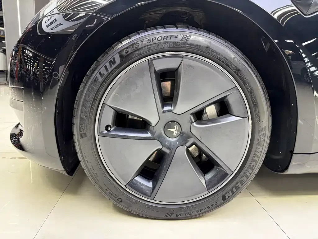 Tesla Model 3 — фото 2