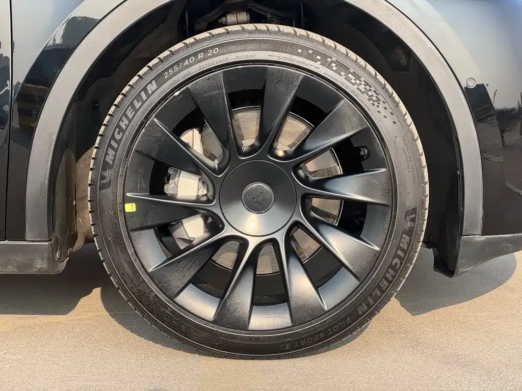 Tesla Model Y — фото 9
