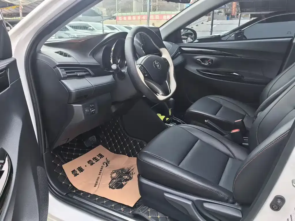 Toyota Yaris L — фото 3