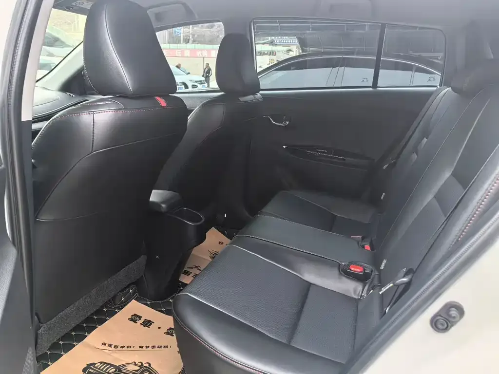 Toyota Yaris L — фото 2