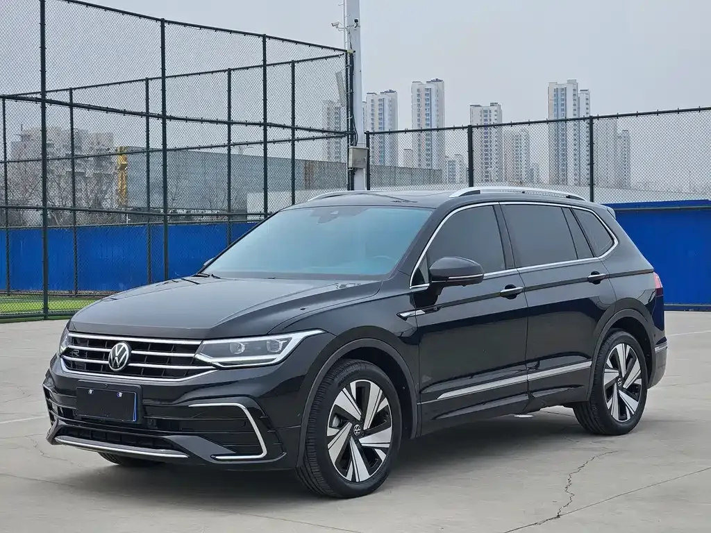 Volkswagen Tiguan L — фото 1