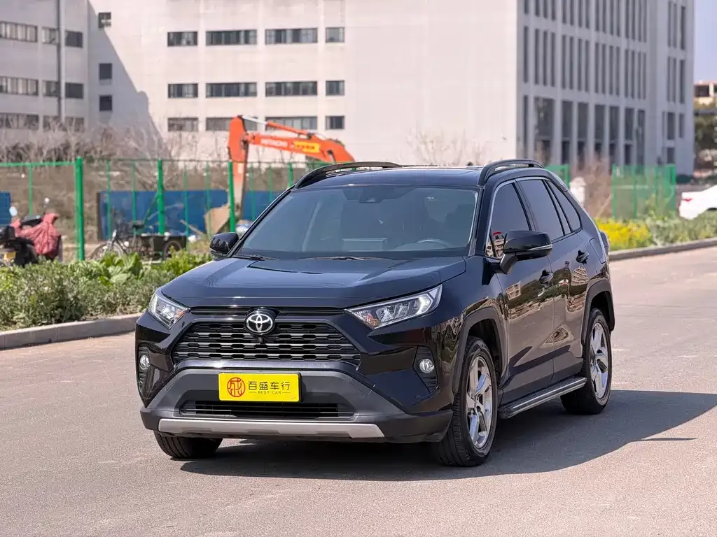 Toyota RAV4 — фото 1