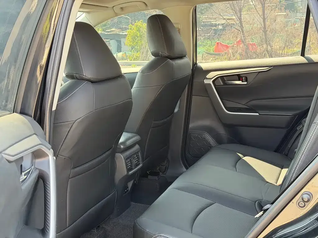 Toyota RAV4 — фото 2