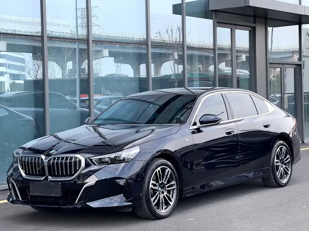 BMW 5 Series — фото 1