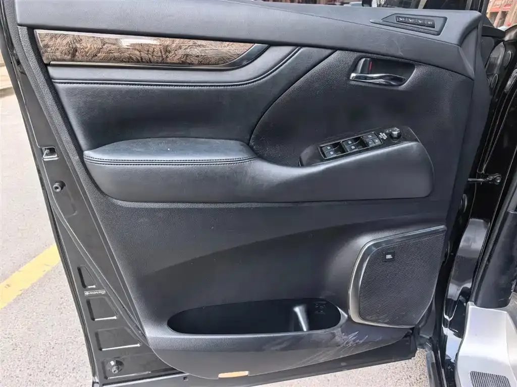 Toyota Alphard — фото 8