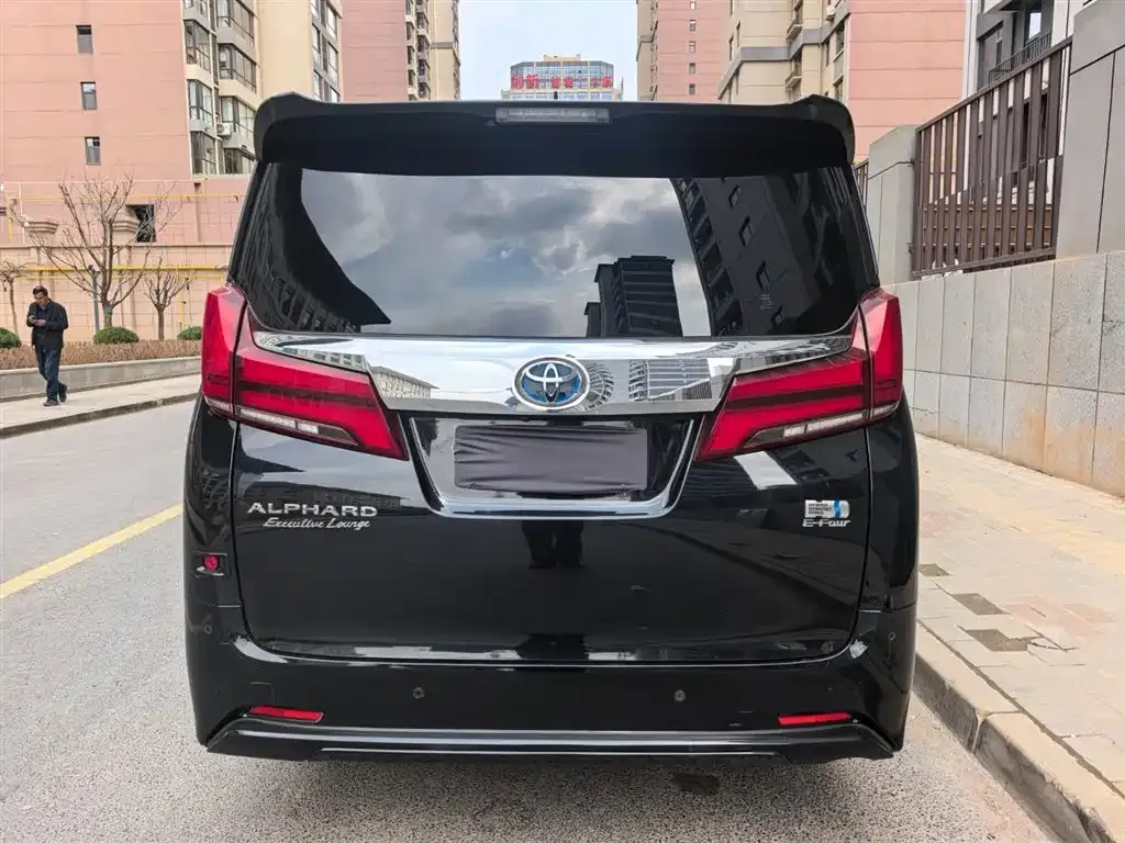 Toyota Alphard — фото 2