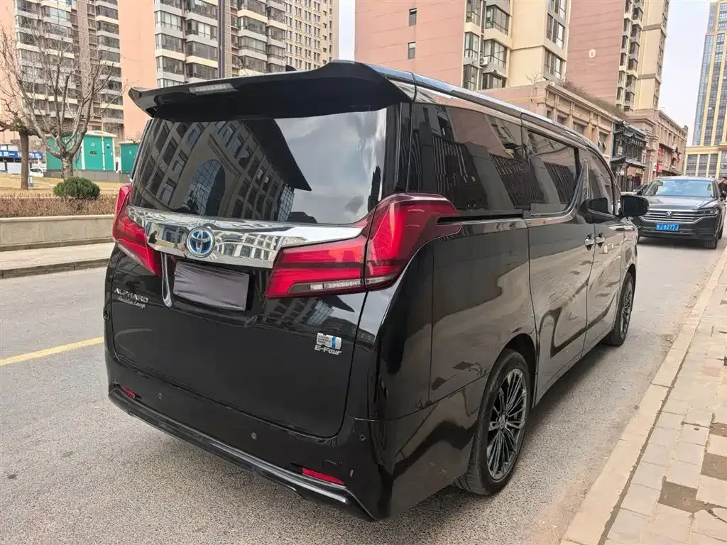 Toyota Alphard — фото 9