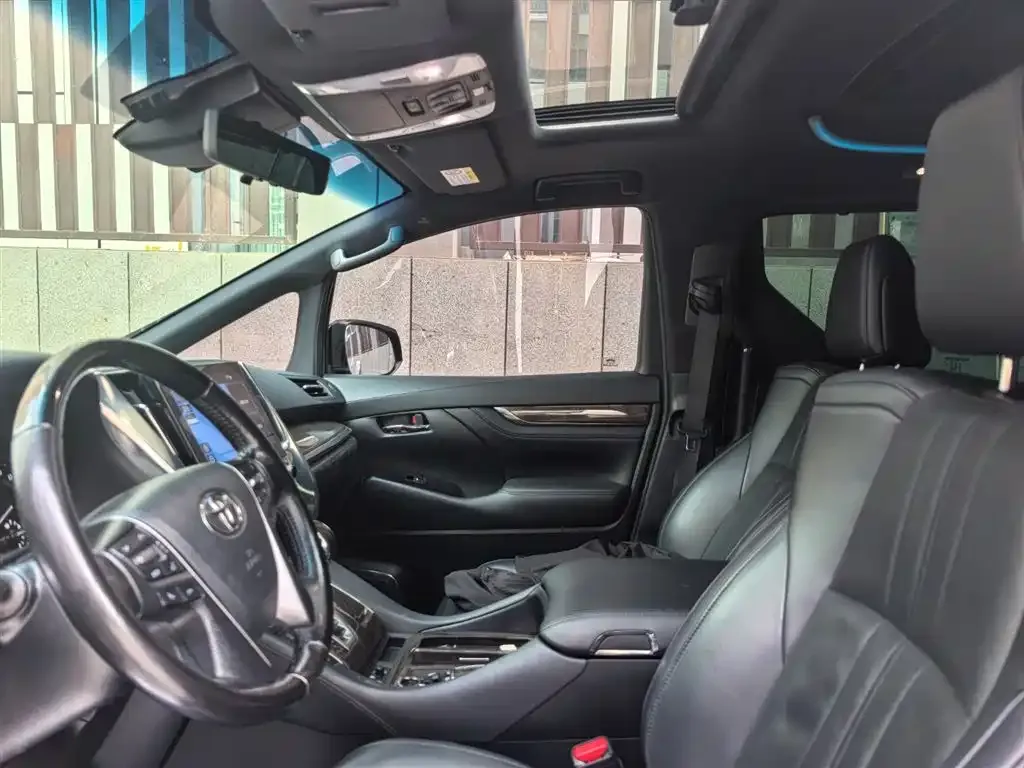 Toyota Alphard — фото 10