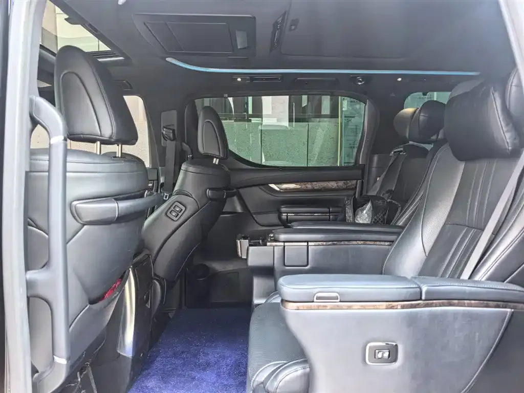 Toyota Alphard — фото 4