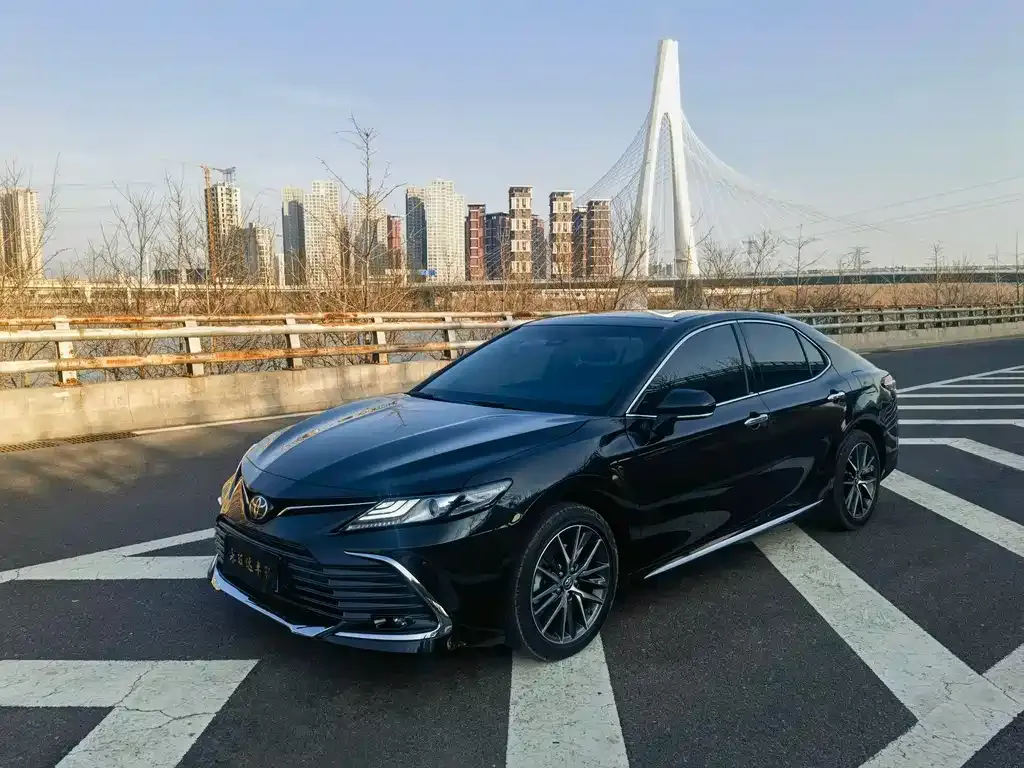 Toyota Camry — фото 1