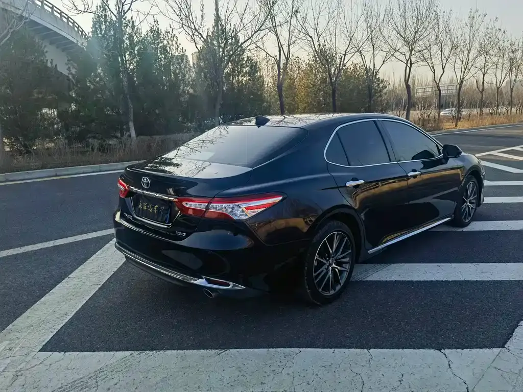 Toyota Camry — фото 7
