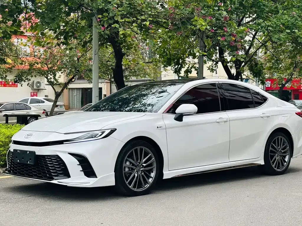Toyota Camry — фото 1
