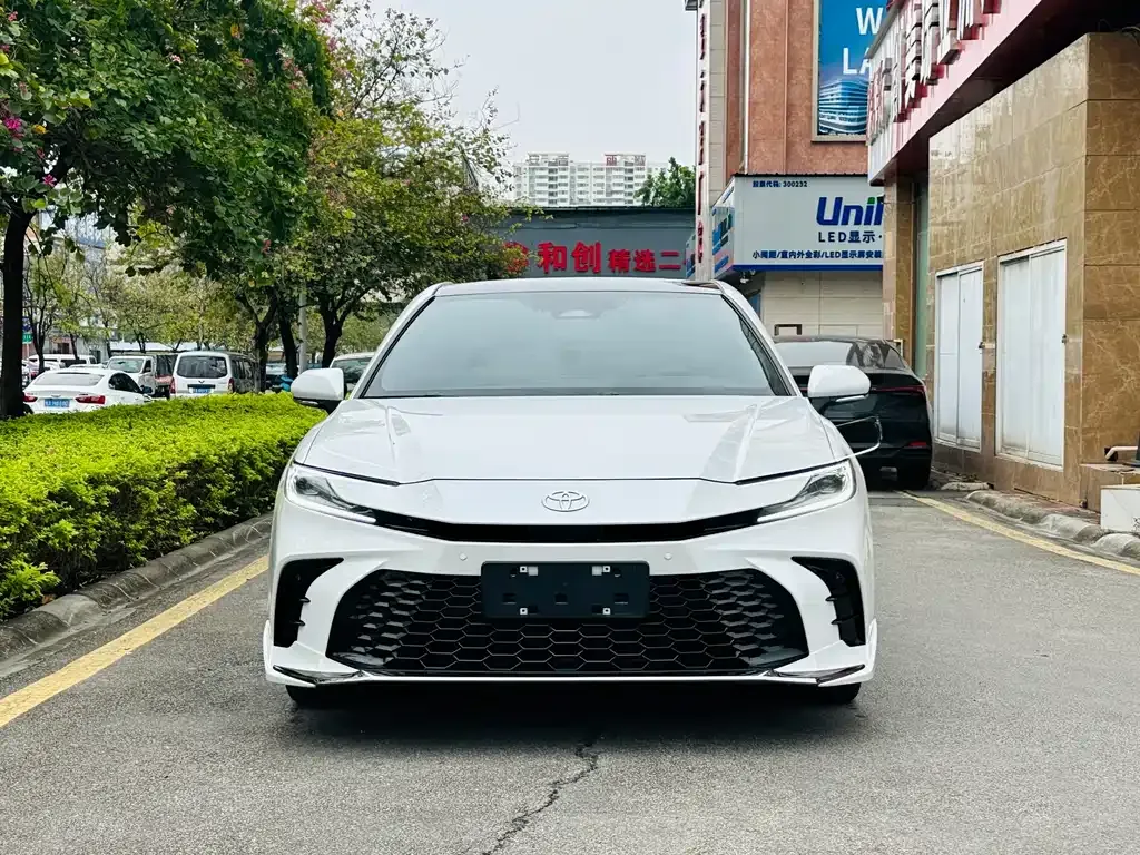 Toyota Camry — фото 2
